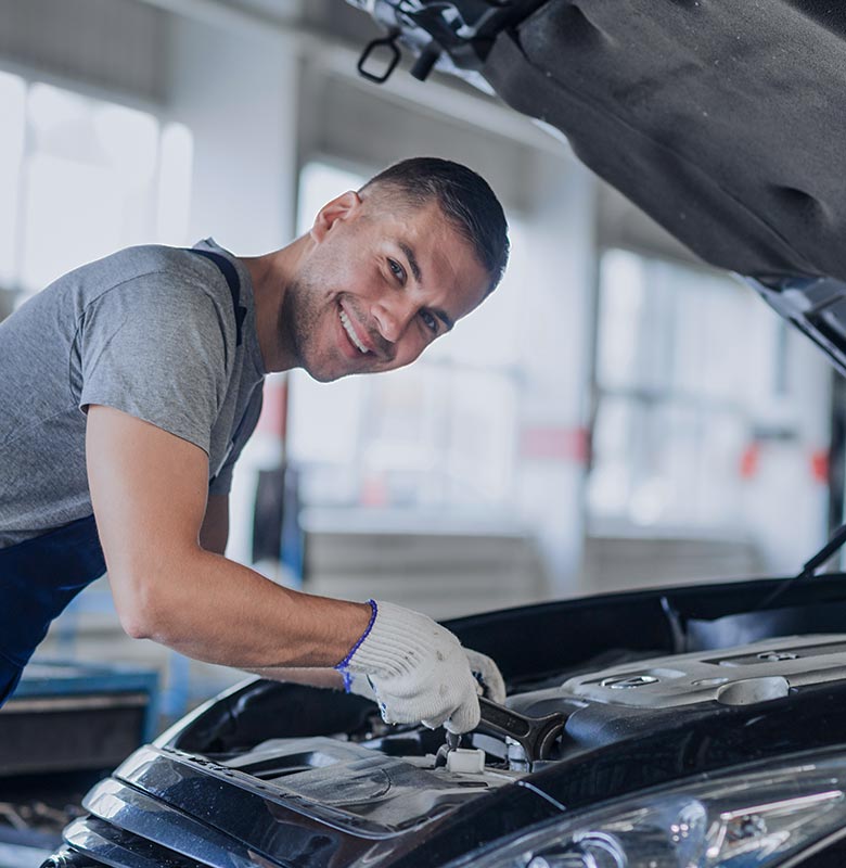 Mechanik sprawdza silnik samochodu
